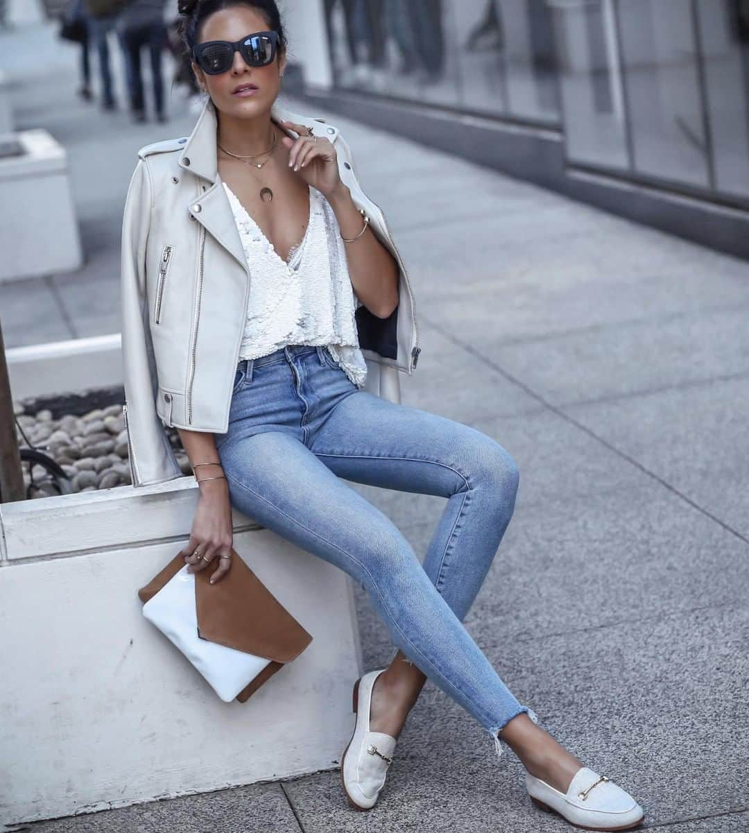 サムエデルマンのインスタグラム：「Laidback luxe ✨ @lucyswhims in our Loraine loafer, Stiletto High Rise Denim, and Mila Clutch」