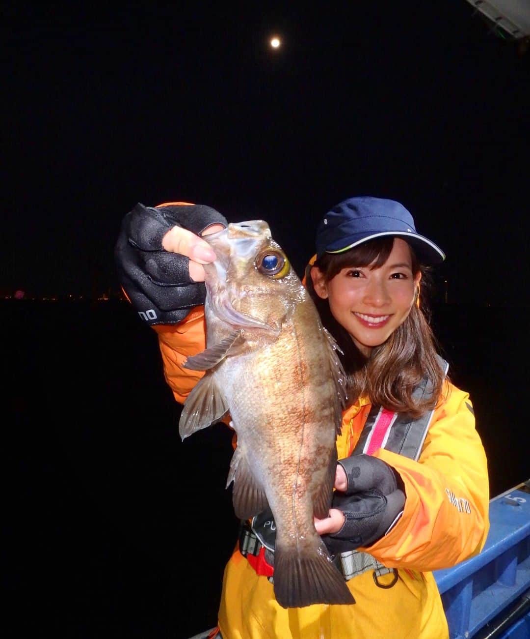 のインスタグラム：「🌕♡ 🐟🐟🐟🐟🐟🐟🐟🐟 釣りに行きたい欲..( ˙൧̑ ˙ )笑 🐟🐟🐟🐟🐟🐟🐟🐟 ＊ #札幌フィッシングショー2019 会場でお待ちしています😆♡ ＊ #fish #fishing #mebaru #rockfish #fishinggirl #youtuber  #釣り #魚 #メバル #関西 #船釣り #レッツリー #阪本智子」