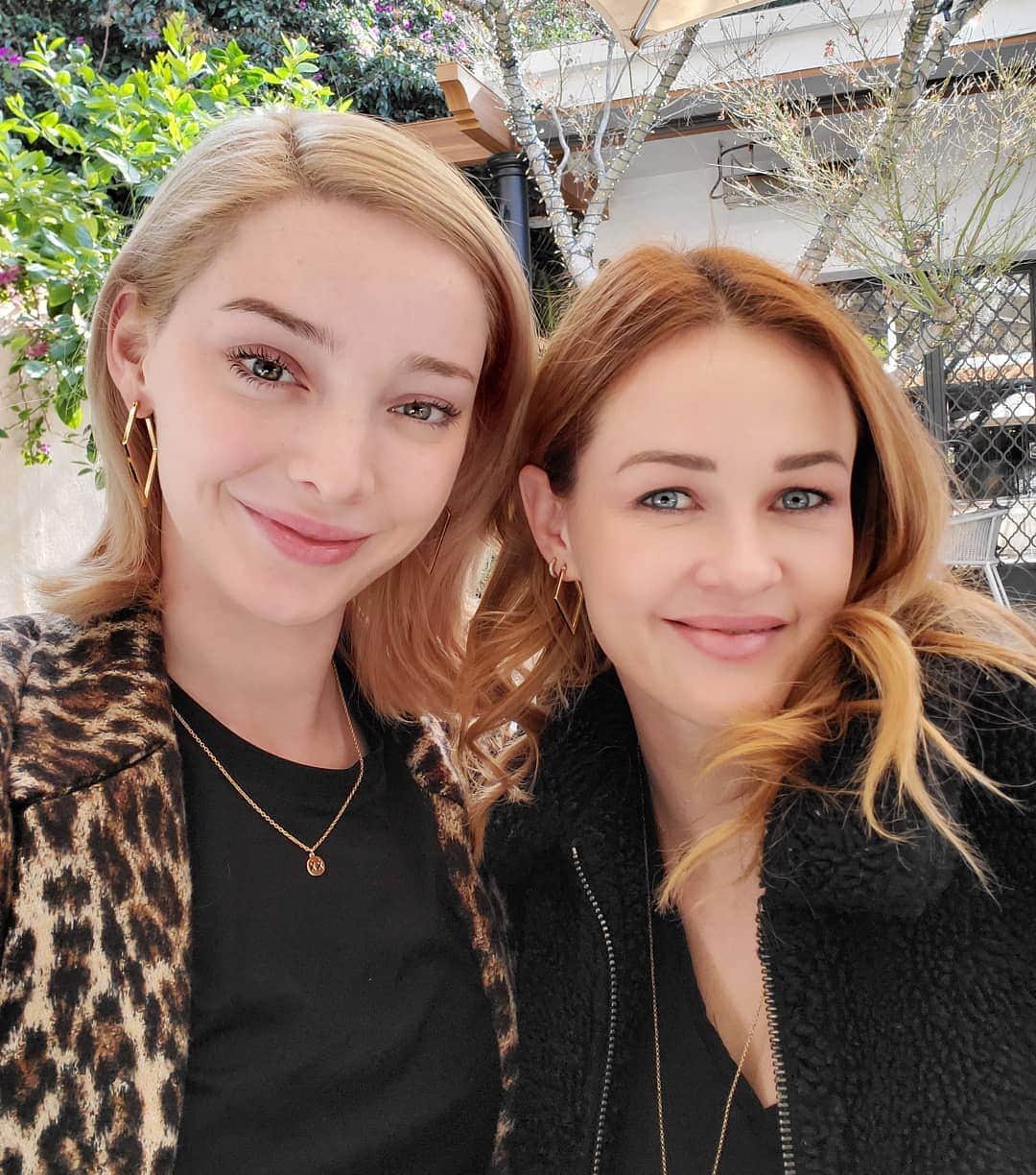エマ・デュモンのインスタグラム：「This queen is my sister for life and we have matching necklaces to prove it. Go check out @ambyrchildersjewelry for some stunning pieces that reflect the strength of women and the power of sisterhood. ❤❤❤ Peep my story for more gorgeousness!」