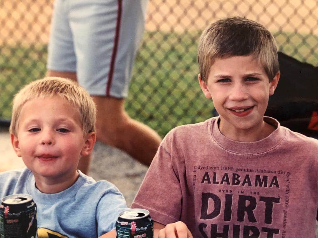 ティモシー・ドレンスキーのインスタグラム：「Throwback to the days when happiness was mom letting you have soda. #Sprite #ballparkweekends #buzzcuts」