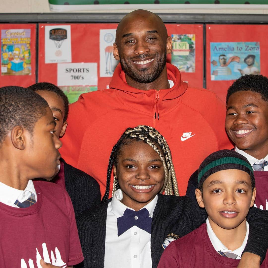 コービー・ブライアントさんのインスタグラム写真 - (コービー・ブライアントInstagram)「Going back to my hometown to visit the kids of @phillyyouthbasketball was such a meaningful moment. I’m humbled to be in the position to inspire members of the next generation and honored to share my newest story with you all. The #Wizenard Series: Training Camp is available now. Link in bio: bit.ly/kbwizenard #iampyb #GranityStudios」3月23日 8時10分 - kobebryant