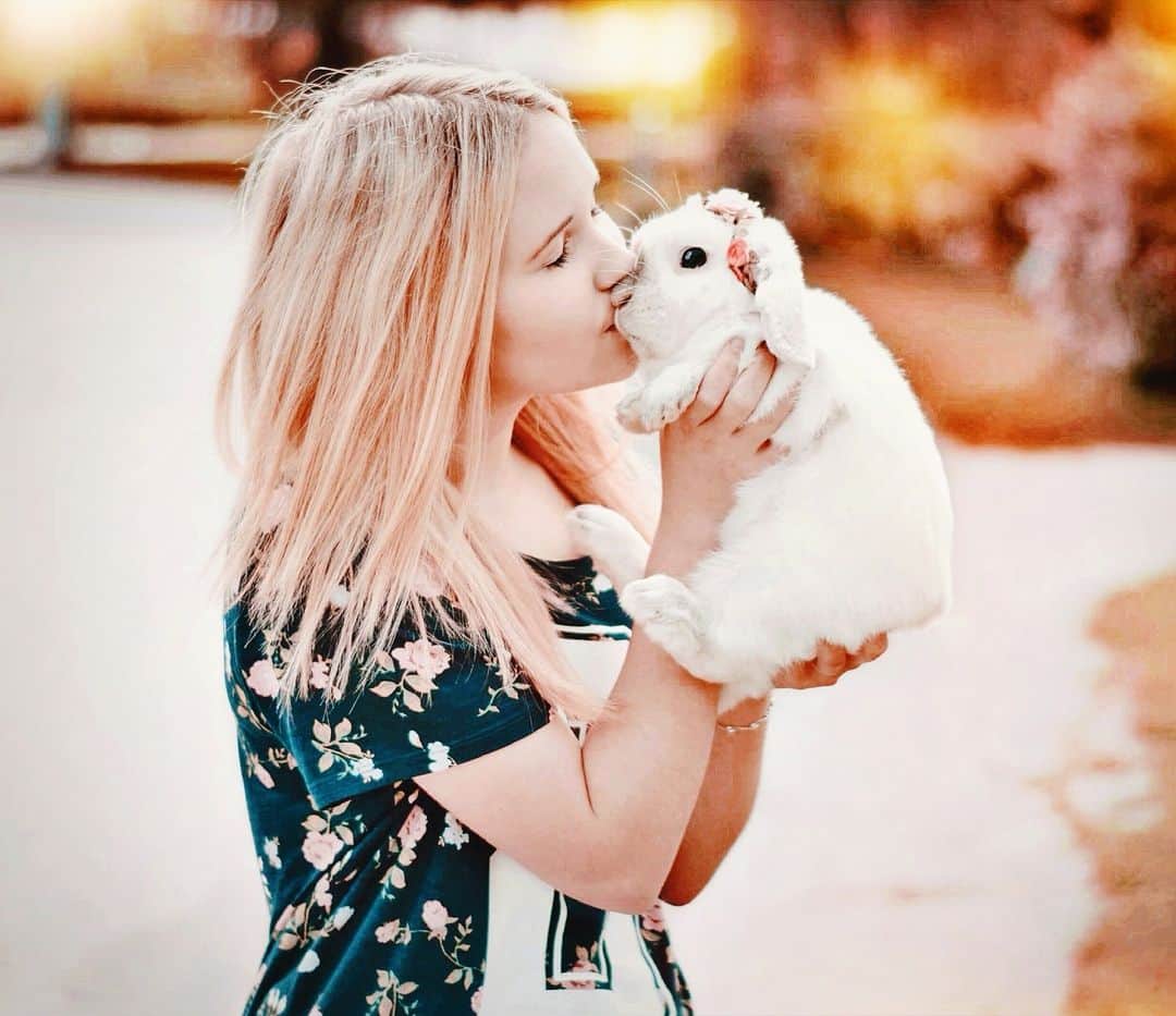 Exempel the bunnyのインスタグラム：「It’s been over 8 months since you passed away. 8 long months. I miss you, but I can’t for my life remember what life was like with you in it. I know you used to sleep in my bed with me, but I also can’t really remember it. It’s like my brain won’t let me remember my every day life with you. Hard as I try I can’t really see in my mind everything you used to do. And I hate it. I want to remember every single thing we used to do together. But please know that I’ll always love you, my best friend.」