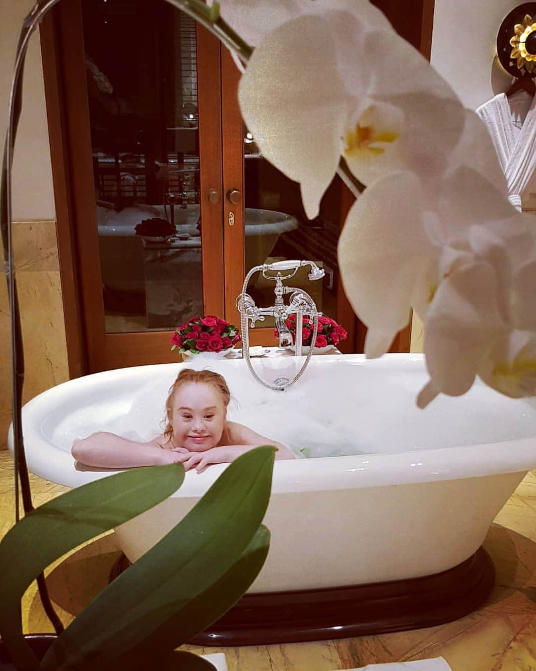 マデリン・スチュアートさんのインスタグラム写真 - (マデリン・スチュアートInstagram)「After a week working in Jakarta it is time to pamper myself, how beautiful is my bathroom in the presidential Suite at The Dharmawangsa. #spoilt #lovinglife #modelslife #madelinestuart」3月23日 8時13分 - madelinesmodelling_