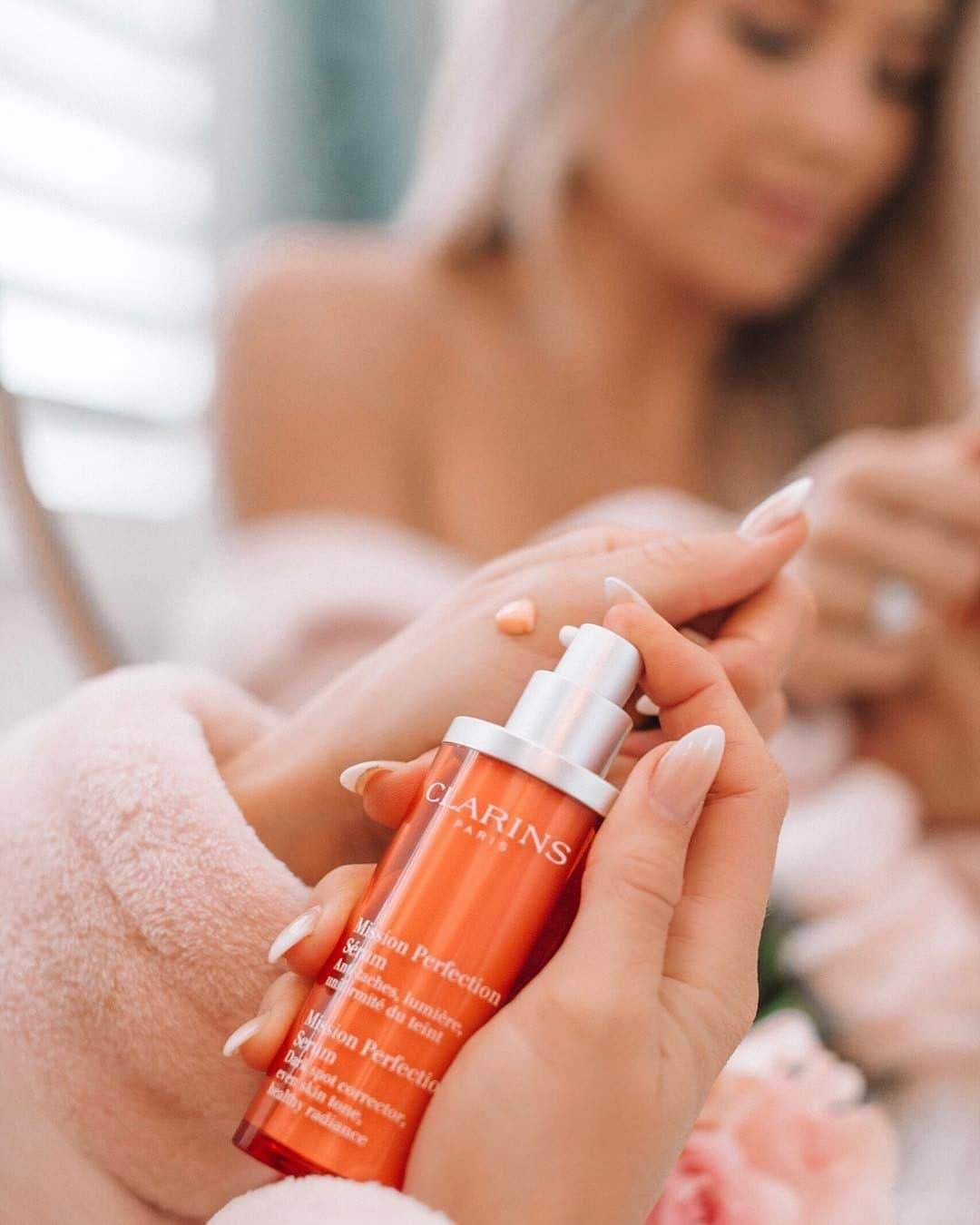 CLARINSさんのインスタグラム写真 - (CLARINSInstagram)「Dark spots? Don't even. Mission Perfection Serum's star ingredient, Acerola Cherry, is rich in Vitamin C to minimize discolorations and maximize your natural radiance ✨ #ClarinsMakeup #SerumSOS #SkinSolutions 📷: @xposedbeauty」3月23日 8時20分 - clarinsusa