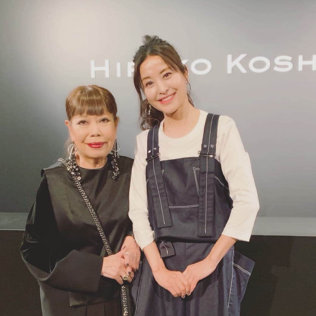 大桃美代子さんのインスタグラム写真 - (大桃美代子Instagram)「KOSHINO HIROKOさんのコレクションにおじゃましました。  ファッションショーの枠を超えて、  劇場空間。  この身体から産まれたるパッションに  震えました。  素晴らしいコレクションでした。  #hirokokoshino #tokyofashionweek#fashionshow#tokyocollection#awcollection19#東京コレクション#横山幸雄#ピアニスト」3月23日 8時20分 - miyoko_omomo