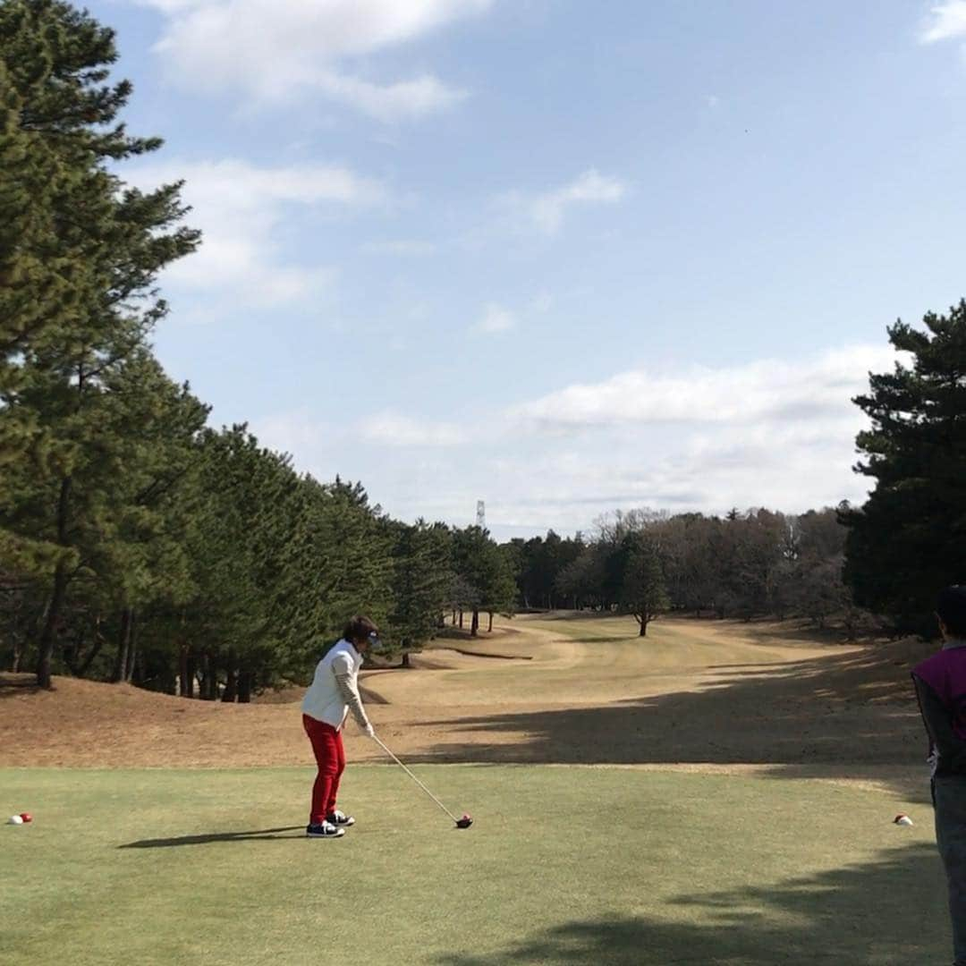 芦田桂子さんのインスタグラム写真 - (芦田桂子Instagram)「17年ぶりに⛳️ゴルフ再開デビューの @youkphoto とパチリ📷✨ 一緒の組みではなかったけど記念すべきスタートのティショットは立ち会えました📷✨ ✴︎ スコアは午前⚪️49とまずまずでしたが午後から花粉症が酷くて⛳️集中できずボロボロ、、、涙 次回は花粉症対策バッチリで挑みます🏌️‍♀️ 皆さまお疲れさまでした❣️ ✴︎ #ゴルフ #ゴルフ女子 #golf #再デビューがお天気に恵まれて良かった #花粉症対策必須 #日焼け対策バッチリ  #お疲れさまでした」3月23日 8時25分 - keiko_ashida