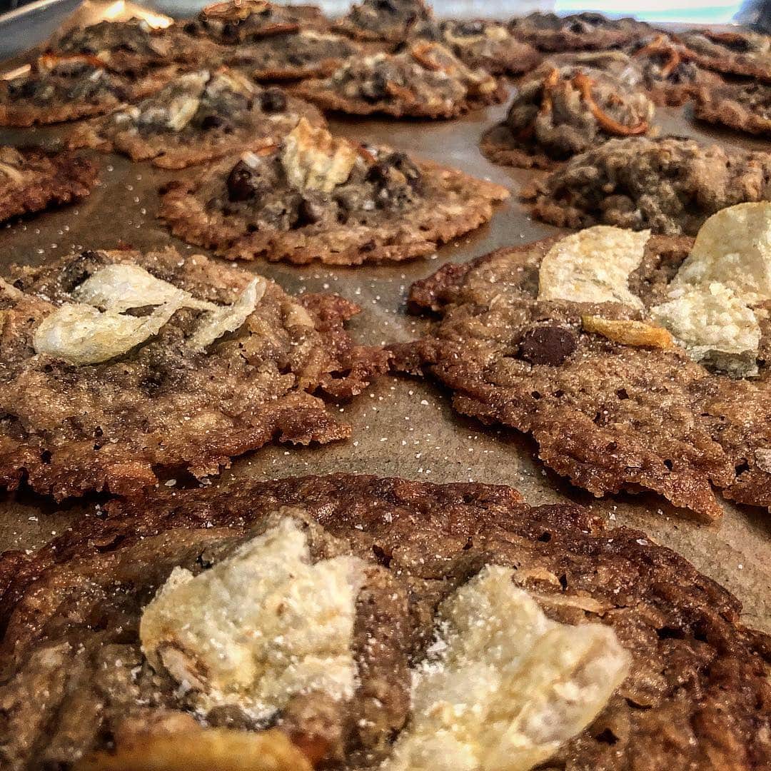 ケリスのインスタグラム：「Everything but the kitchen sink cookies by me @sneakersnstuff @sneakersnstuff_la」