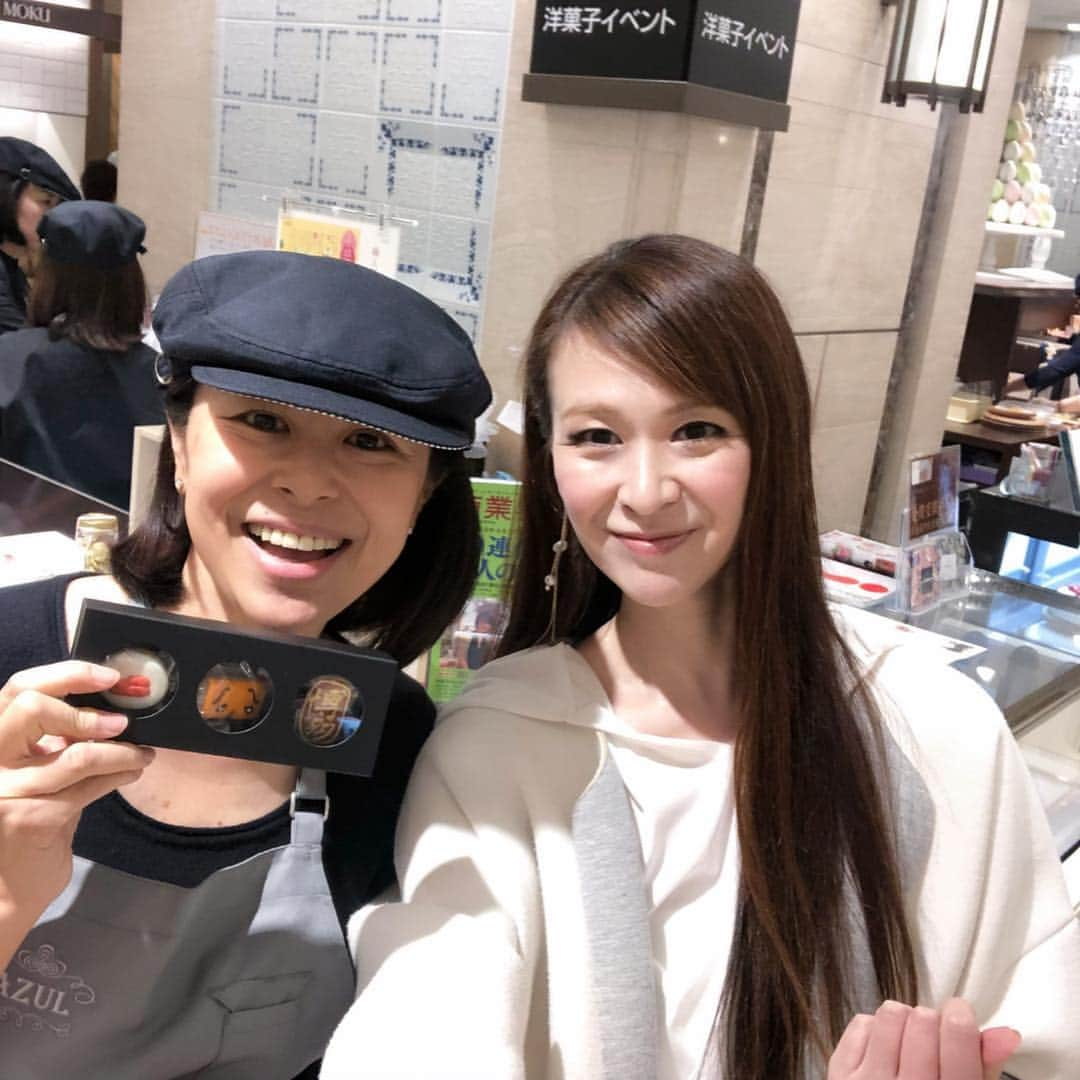 里井真由美さんのインスタグラム写真 - (里井真由美Instagram)「生ショコラテリーヌ❤︎桜坂AZUL さんで 箱入りで買えます❤︎ @azulyoko ちゃんが丁寧に手作りされているのが分かる❤︎ しっとり なめらか〜〜〜❤︎❤︎❤︎❤︎❤︎ ・ ・ 本来は福岡のお店で、3/26火まで日本橋三越の本館地下1階で買えます♪ お友達の @rieoh19700307 ちゃんが販売のお手伝いされていました♪ ・ ・ アイシングクッキーもあります。どれもおいしい😊♥️ ・ ・ #生ショコラテリーヌ#桜坂AZUL#生ショコラ#ショコラ#チョコレート#ショコラ#チョコレートケーキ#ショコラケーキ#チョコ#チョコレート菓子#チョコケーキ#チョコレート🍫里井真由美#1級フードアナリスト里井真由美#さといいね#栗スイーツ#デパ地下#ホテルスイーツ#デパ地下スイーツ#ホテル#さといいね」3月23日 8時37分 - mayumi.satoi