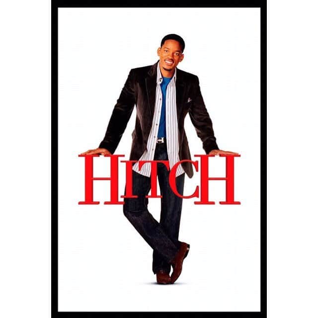 のインスタグラム：「#Hitch #WillSmith #TheFreshPrince  デートドクターと称される「ヒッチ」はモテない男性をモテるよう指南している。ある日彼のもとへアルバートが仕事の依頼を申し込む。なんと彼の憧れの女性は大金持ちの有名人だった。アルバートにモテの指導をしている最中に、ヒッチンスはゴシップ記者のサラ・ミラスに恋をしてしまう。サラは男に興味が無いといっていたが、他の男とは違うヒッチに少しずつ惹かれていく。 「空を飛べると思ってジャンプする。失敗すると地面に “ドサッ！”と落ちる。 そして、落ちながら考えるんだ。俺はなぜジャンプしたんだ？でも実際、今ジャンプして、落ちてる。そうやって僕に”空を飛べる”と思わせた人はたった1人、君だよ」」