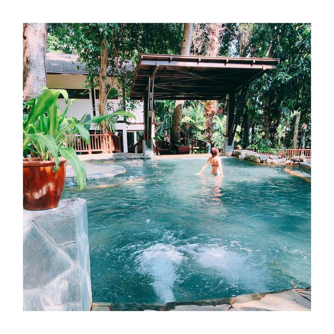 のインスタグラム：「島では予定を詰め込まず夕方になるとスパ巡り。 #casadelmarlangkawi からも近い、水上コテージのあるベルジャヤ・ランカウイ・リゾート内のスパへ。 施術は勿論、終わった後の緑に囲まれたプールがとても気持ち良い😆 ホテル自体はやや古いもののスパはとても綺麗でした。 ・ #仰向けになって #深呼吸 #malaysia #langkawi #spa #スパ巡り #女子旅 #婦人旅 #trip #holiday #island」