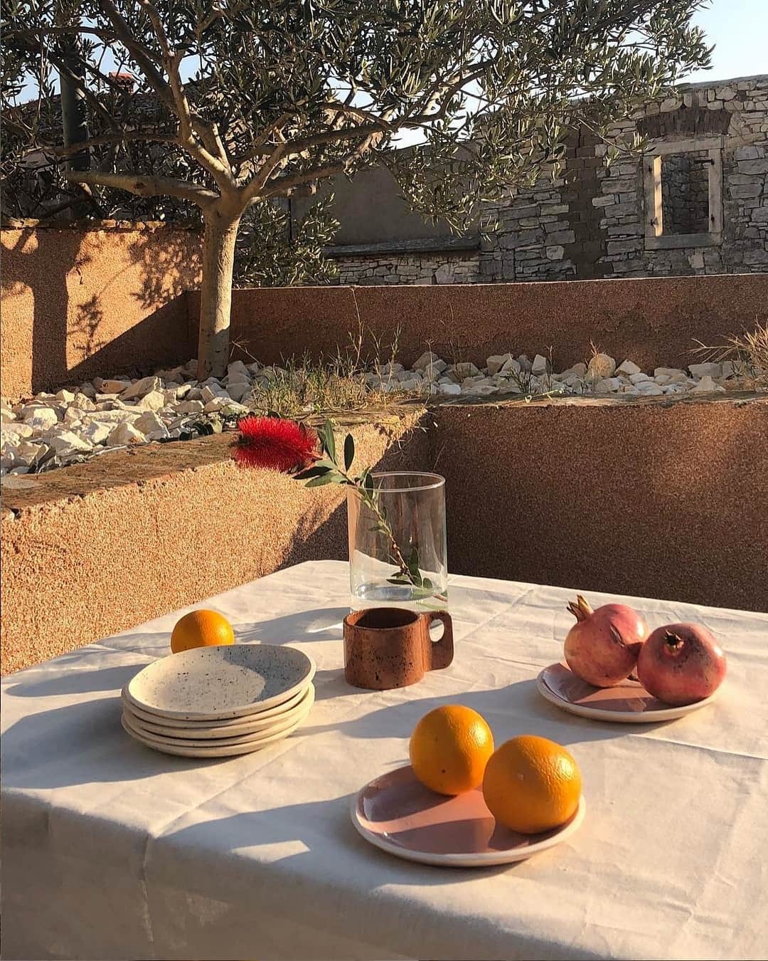 のインスタグラム：「Looking forward to more let's-go-outside weather. ☀️ . . Via @gvg_ceramics #velvetla #travelinstyle」