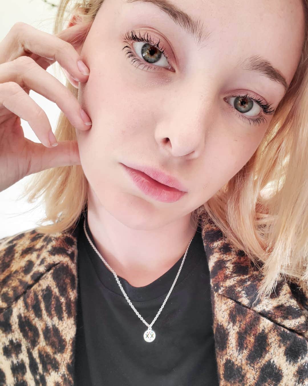エマ・デュモンのインスタグラム：「A badass girl needs a badass necklace. XX @ambyrchildersjewelry」