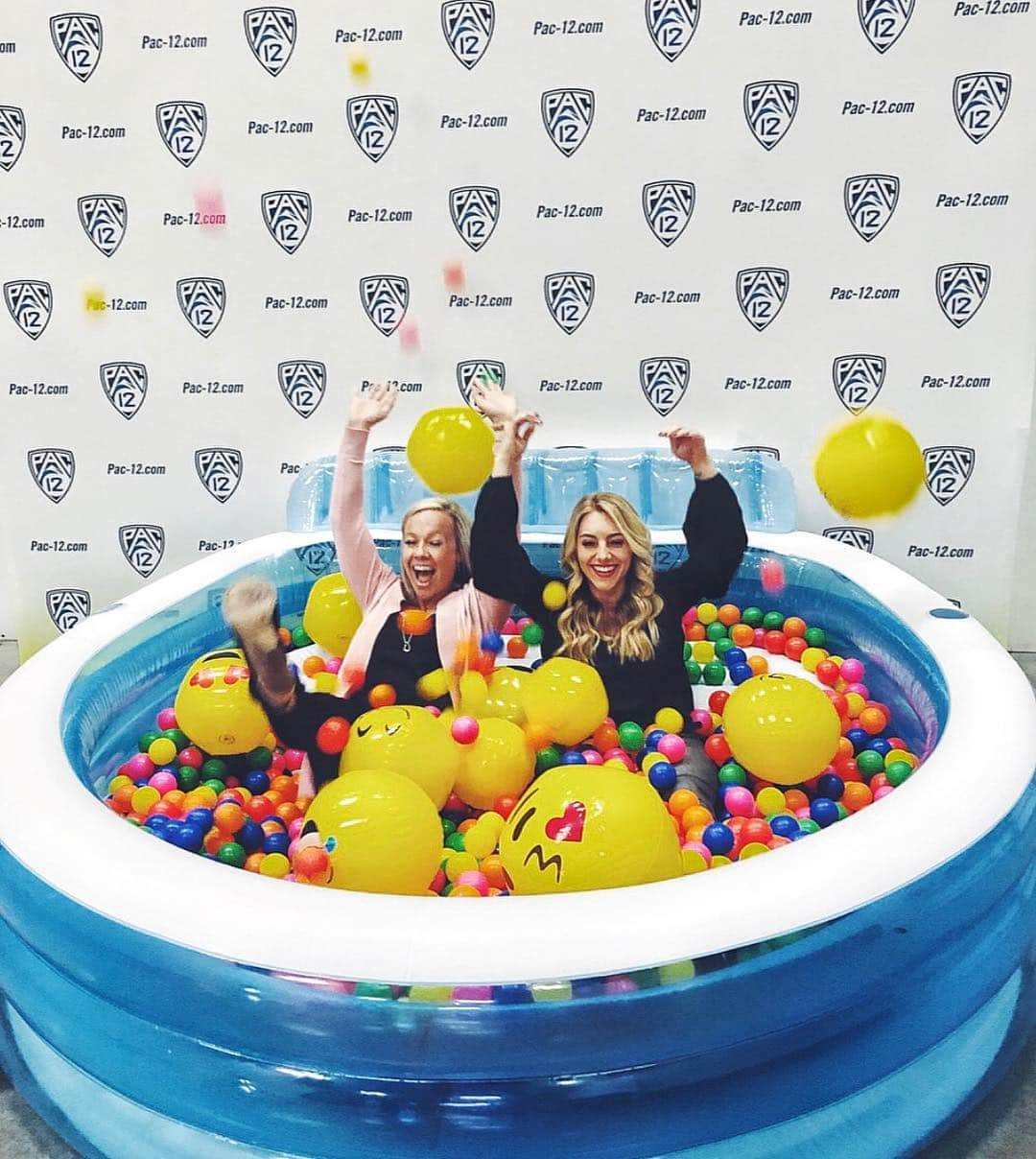 サマンサ・ペスゼックさんのインスタグラム写真 - (サマンサ・ペスゼックInstagram)「Today was practice day for @pac12conference gymnastics championships, so @amandakborden & I practiced for Spring Break... one of us already looks looks like a pro & one of us clearly needs to vacation more. You decide who is who...🤪」3月23日 8時43分 - samanthapeszek