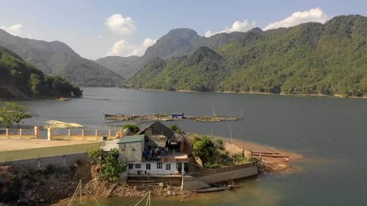 のインスタグラム：「Here’s a little edit by @mrlitch  of some drone footage he shot during our dirt bike trip through Vietnam in December .... @iamtommyenglish @aleccyganowski @bigtastexxl @dimibiker」