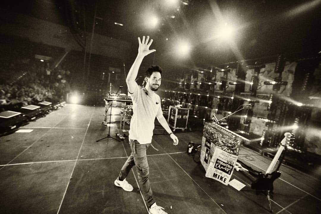 マイク・シノダさんのインスタグラム写真 - (マイク・シノダInstagram)「Ludwigsburg // ❤️#posttraumatictour #makechesterproud 📷:@goodguychady」3月23日 8時50分 - m_shinoda