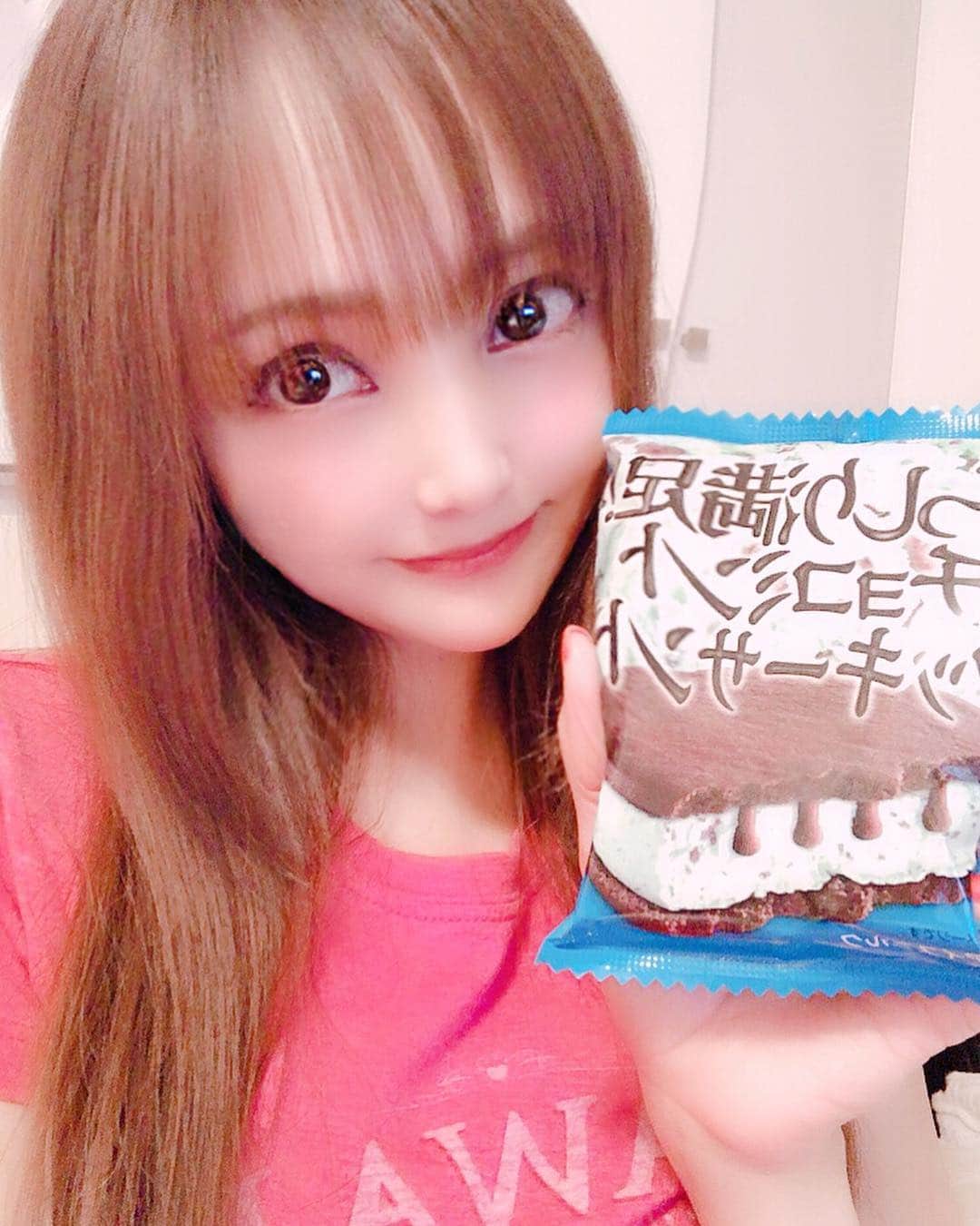 のインスタグラム：「#おはよう さぎ🐰💓相変わらず寒くてもアイスが大好きで毎日食べてるあいりんです😛w部屋着でtシャツ姿やけどこれ最近食べたアイスで1番おいしかった🥰チョコもミントも好きだから最高なり♡やっぱりなかなか痩せれない🐷ブヒw #グラドル自画撮り部#童顔#babyface#sexy#섹시#美人#sexy#cute#エロ#エロカワ#お姉さん#japanesegirl#猫顔#部屋着#tシャツ#アイス#アイスクリーム#love#チョコミント#チョコミントクッキーサンド#チョコクッキー#sweets#美味しい#痩せれない#ダイエット#できない#followme」