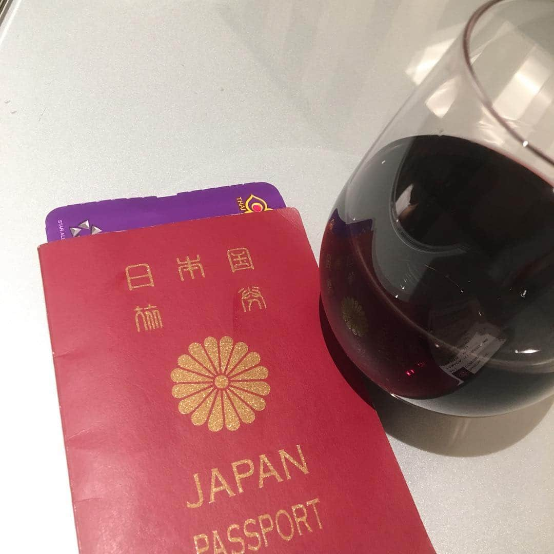 やまだひさしさんのインスタグラム写真 - (やまだひさしInstagram)「出国！ もはや帰国とも言うべきかタイへ。 海外仕事を少しずつ増やすべく種蒔きに。 今回は大好きなゴルフ関連なので是非とも形にしたいなぁ。 順調に行けば21:00から現地より生配信、グルメから観光スポットまで最新旅情報をお届けします。 猫舌showroom観てねー！  ゲストはプロゴルファーの中井学さんw 名だたる有名人のティーチングプロでもあります(誰かは言えませんw) #やまだひさし #ラジオ #DJ #中井学 #プロゴルファー #ゴルフ #golf #猫舌showroom #タイ」3月23日 8時54分 - yamadamic