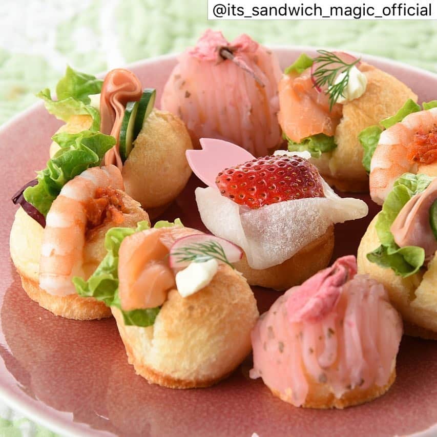 のインスタグラム：「#Repost @its_sandwich_magic_official . 伊勢丹新宿本店 地下1Fにあるサンドイッチの専門店 イッツ サンドイッチ マジック。 . お花見にもおすすめの、春らしいサンドイッチをご紹介しています🌸 . . . みなさんこんにちは🥪  ぽかぽか陽気で、 桜の開花が発表されましたね。 桜が満開になることを思うと心もワクワク！  週末はサンドイッチをもって お花見におでかけしませんか。  お花見のお弁当におすすめなのは、 手毬サンドボックス 春の足音。  春がやってきた…そんな春の足音が聞こえてきそうな コロン♬とかわいい小さなサンドイッチのつめあわせです。  スモークサーモンやえび、 ハムやきゅうりなどを使ったものから、 デザートサンドまで入り、 お子さまから大人の方まで、 みんなでお楽しみいただけます🌸  きれいな桜とおいしいサンドイッチで 楽しい週末を過ごしてくださいね。  #イッツサンドイッチマジック #itssandwichmagic  #サンドイッチ #テイクアウト #お花見 #お花見弁当  #伊勢丹新宿店 #桜 #sakura . #アンデルセン #パン #ベーカリー #アンデルセンのパン」