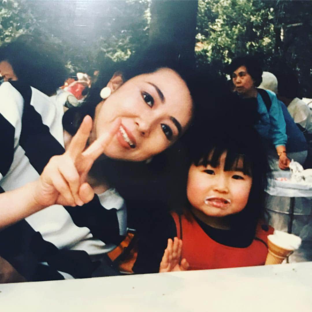 益子寺かおりさんのインスタグラム写真 - (益子寺かおりInstagram)「昭和63年…バブル時代の 母・京子＆少女・かおり（2歳ちょい）の写ルンですを発見！ ・ この頃から、既にひょうきん族だった様子が見受けられるわ…☆ ・ #手と表情がイカしてるね #ほぼ今の私と同じお歳頃の #ピッチピチ母京子よ #エクストリームマダム京子 #写ルンです #ベッドイン #bedin」3月23日 9時13分 - kaori_masuco