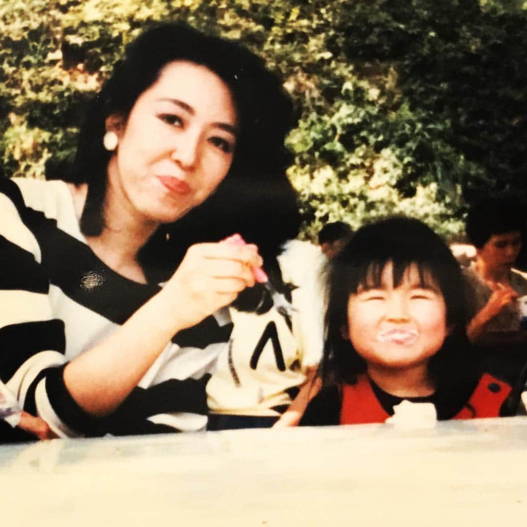 益子寺かおりさんのインスタグラム写真 - (益子寺かおりInstagram)「昭和63年…バブル時代の 母・京子＆少女・かおり（2歳ちょい）の写ルンですを発見！ ・ この頃から、既にひょうきん族だった様子が見受けられるわ…☆ ・ #手と表情がイカしてるね #ほぼ今の私と同じお歳頃の #ピッチピチ母京子よ #エクストリームマダム京子 #写ルンです #ベッドイン #bedin」3月23日 9時13分 - kaori_masuco