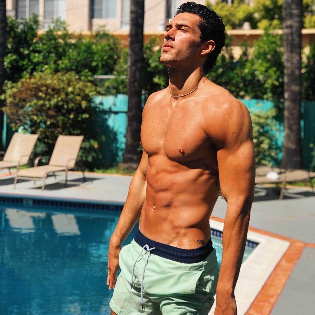 Steven Kellyのインスタグラム：「Spring feels good ☀️」
