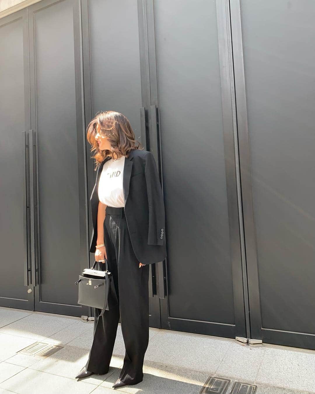 のインスタグラム：「jacket,pants,t-shirt… @third_magazine by @tsugumiw  bag… @hermes  shoes… @celine  jewelry… @tasaki_intl  #ootd #coodinate #monochrome #thirdmagazine #hermes #celine #tasaki #shibuya #tokyo 📷 @keikomasuyama」