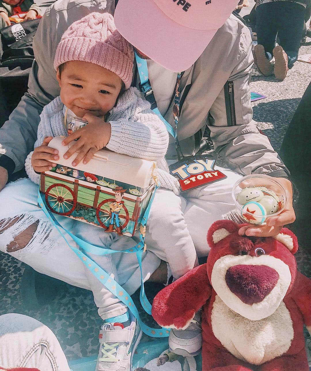 のインスタグラム：「. ピクサープレイタイム ショー待ち⭐️ 待ち時間楽しかったのに まさかの30分前に強風の為中止😭 シーに来た意味😭😭😭 かなりかなりショックだった😫💔💔 #善太のいる生活  #ゆるりとした生活  #ディズニー #ディズニーシー #ディズニーコーデ  #ピクサープレイタイム #Disney #Disneysea #family #familyphoto #pixar #pixarplaytime」