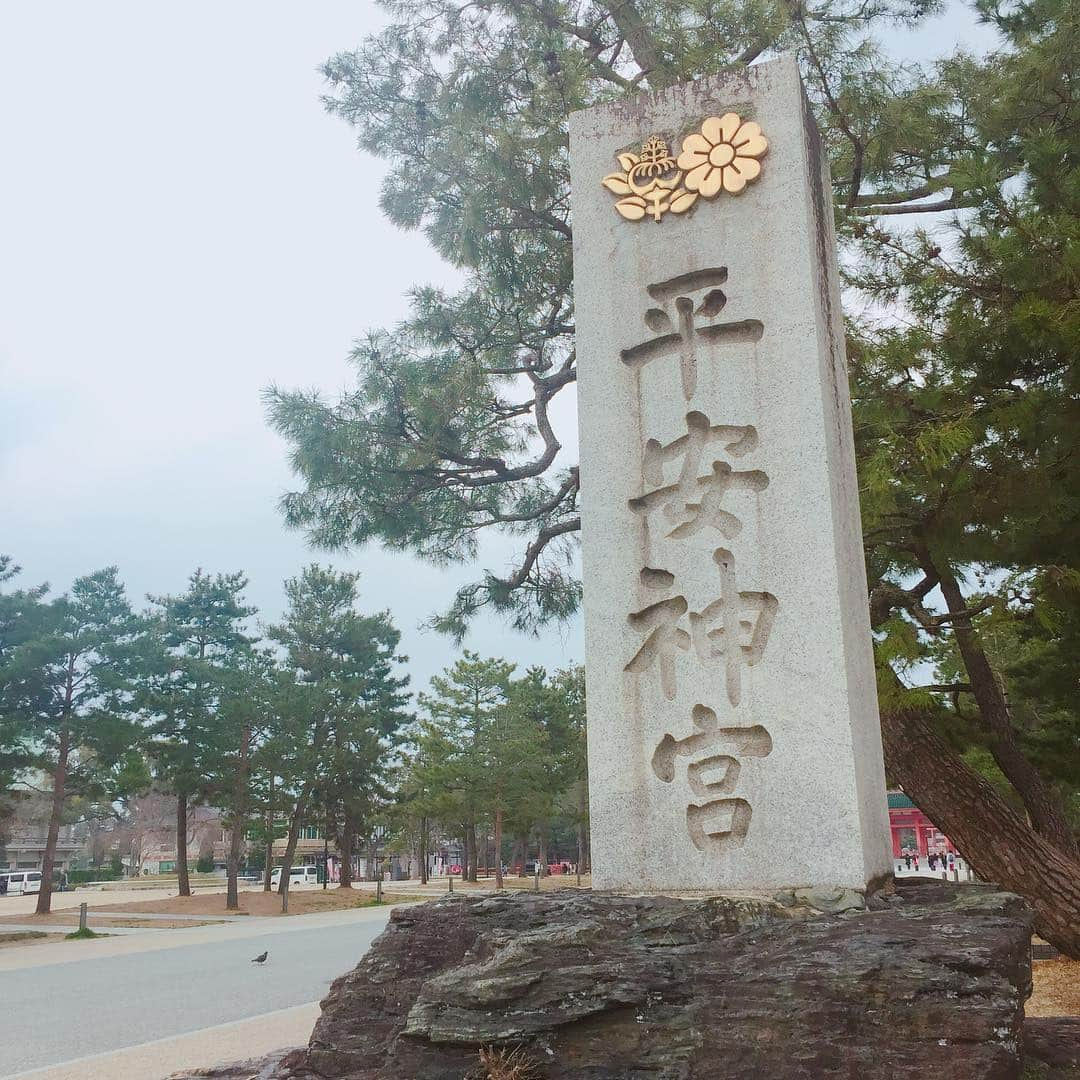 坂東亀三郎さんのインスタグラム写真 - (坂東亀三郎Instagram)「平安神宮。  寺社だったら確実に神社が好き。 鳥居、手水鉢、これだけで神聖な気持ちになる、そこに拍手(かしわで)。二拍手の2回共に綺麗な音が鳴ると「よっしゃー！」ってなるw ・ ・ #御朱印 #御朱印帳 #平安神宮 #彦印帳 #歌舞伎 #音羽屋 #歌舞伎役者 #彦三郎 #坂東彦三郎 #九代目 #歌舞伎部 #otowayabando #彦さんぽ コメントはお気軽に📝  神社を訪れると基本天気悪い！ 何故だ？！」3月23日 9時10分 - otowayabando