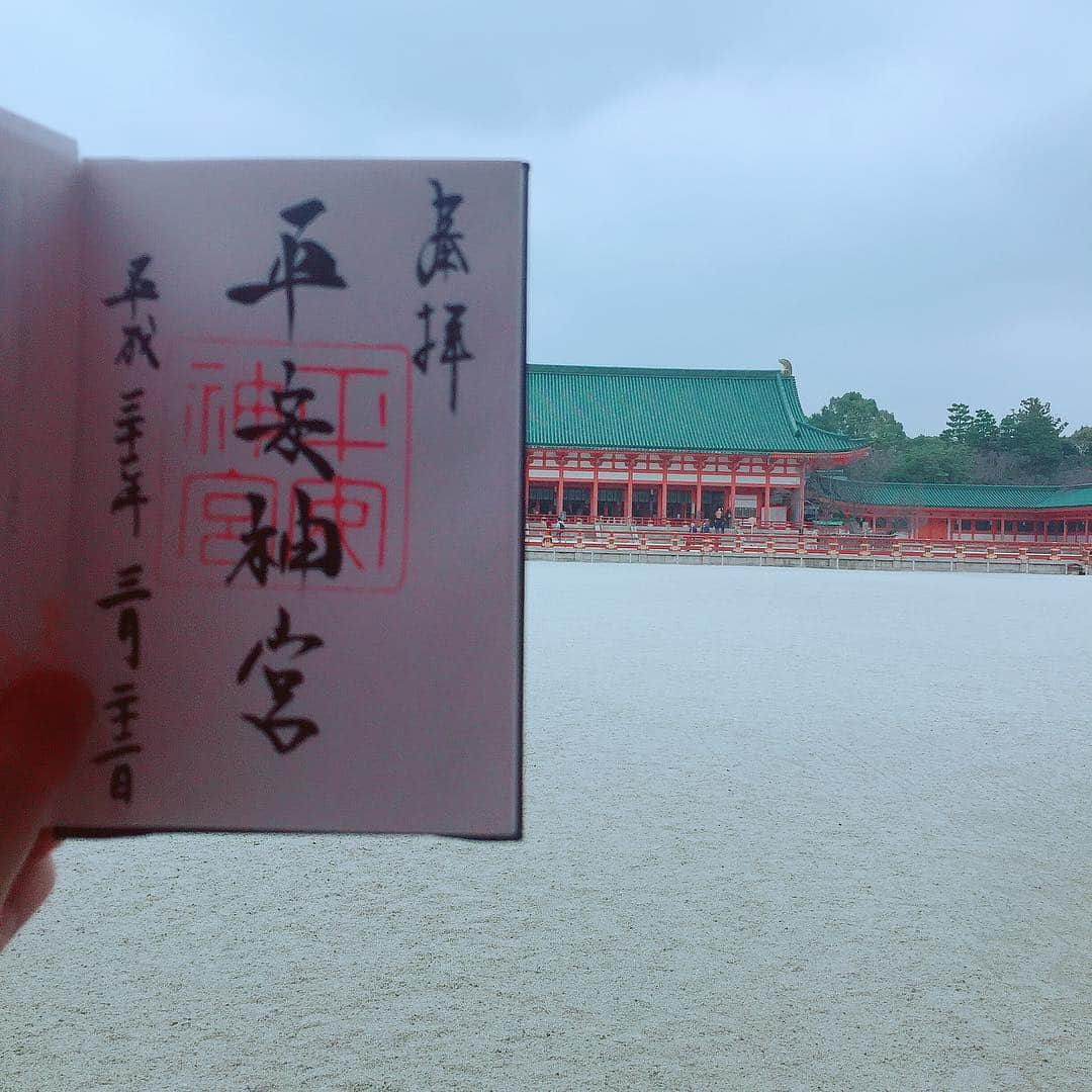 坂東亀三郎さんのインスタグラム写真 - (坂東亀三郎Instagram)「平安神宮。  寺社だったら確実に神社が好き。 鳥居、手水鉢、これだけで神聖な気持ちになる、そこに拍手(かしわで)。二拍手の2回共に綺麗な音が鳴ると「よっしゃー！」ってなるw ・ ・ #御朱印 #御朱印帳 #平安神宮 #彦印帳 #歌舞伎 #音羽屋 #歌舞伎役者 #彦三郎 #坂東彦三郎 #九代目 #歌舞伎部 #otowayabando #彦さんぽ コメントはお気軽に📝  神社を訪れると基本天気悪い！ 何故だ？！」3月23日 9時10分 - otowayabando