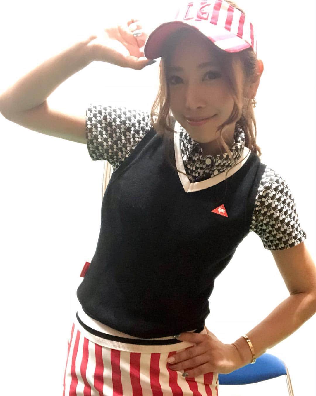 のインスタグラム：「おはようございます☀️昨日のゴルフウェア🏌️‍♀️💖バイザーとスカートのお揃いが好き♡今日も違うルコックのゴルフウェアでジャパンゴルフフェア2019デサントブースに居ます😊 #ジャパンゴルフフェア#ゴルフウェア#ゴルフウェアコーデ#ゴルフ＃lecoqsportif #ゴルフファッション#ルコック#デサント#ゴルフ女子#パシフィコ横浜 #ジャパンゴルフフェア」