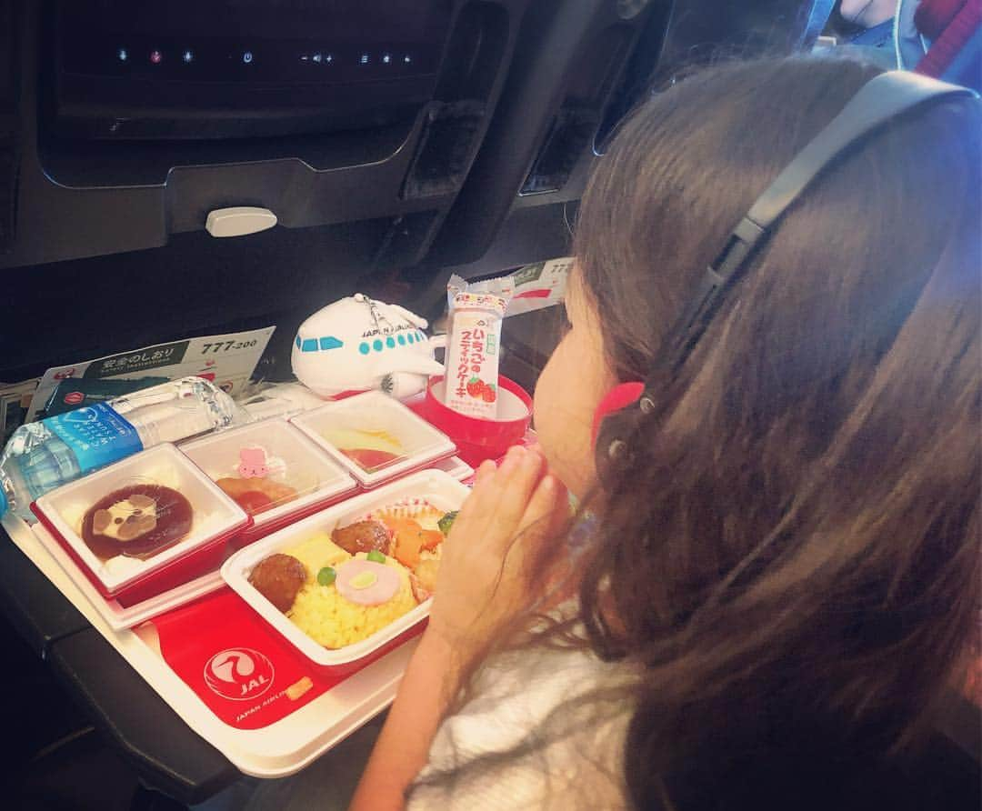 森本さやかさんのインスタグラム写真 - (森本さやかInstagram)「可愛い機内食✈︎❤︎ #機内食 #チャイルドミール ʕ•ᴥ•ʔ #いただきます🙏 . . 荷物を待つときに #じいちゃん にしがみつく手が可愛かった笑❤︎ #彼女みたい」3月23日 9時16分 - sayakamorimoto1011