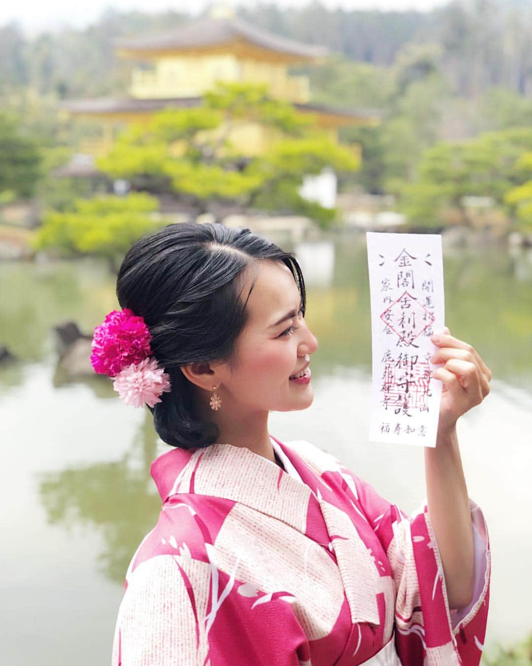 七尾エレナのインスタグラム：「京都の写真📸 この数日は家族との用事と 出張ついでに観光もしています🥰 金閣寺に行ったのは…たぶん高校生ぶり！ ＊ 旅先、出張時のスキンケアはいつも悩みどころで ホテルでの乾燥が気になったり ちゃんとケアしてる時間が無かったり… でもそんな私にぴったりの商品を おすすめしてもらいました！ ＊ オルビスから新発売の飲むスキンケア商品😳 小分けになった柚子味の美味しいパウダーで飲みやすい。 乾燥肌な私にはもってこいな商品。 早速今回の出張にも持参しました😆 これからお肌の状態を見ていくのが楽しみです！ ＊ #京都 #kyoto #旅行 #出張 #金閣寺 #金閣 #kinkaku #飲む次世代スキンケア #日本初販売 #肌にもトクホ #オルビス #ORBIS #ディフェンセラ #DEFENCERA #PR」