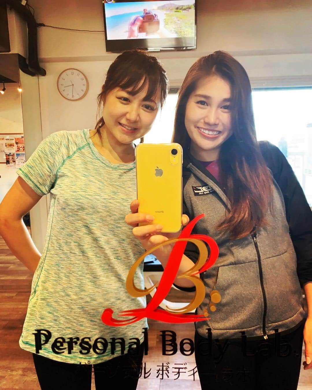 由井香織のインスタグラム：「加茂トレーナー @kamoyuri217 にパーソナルトレーニングしてもらいました💓  ちゃんと筋トレしなくちゃなぁって実感❣️ お尻中心にお腹と背中やってもらいました😘しかしやはり一緒に付いて指導してもらうと全然違う！！ゆりかちゃんのニコニコ顔を見てたら辛いけど頑張れた🤣 高校のダンス部の後輩で💖熱い思いを持ってやってる彼女はカリスマトレーナーになりそうな予感です。  #パーソナルボディラボ #トレーニング #トレーナー #筋トレ #お尻トレーニング #鍛える #ボディメイク #酸素カプセル」