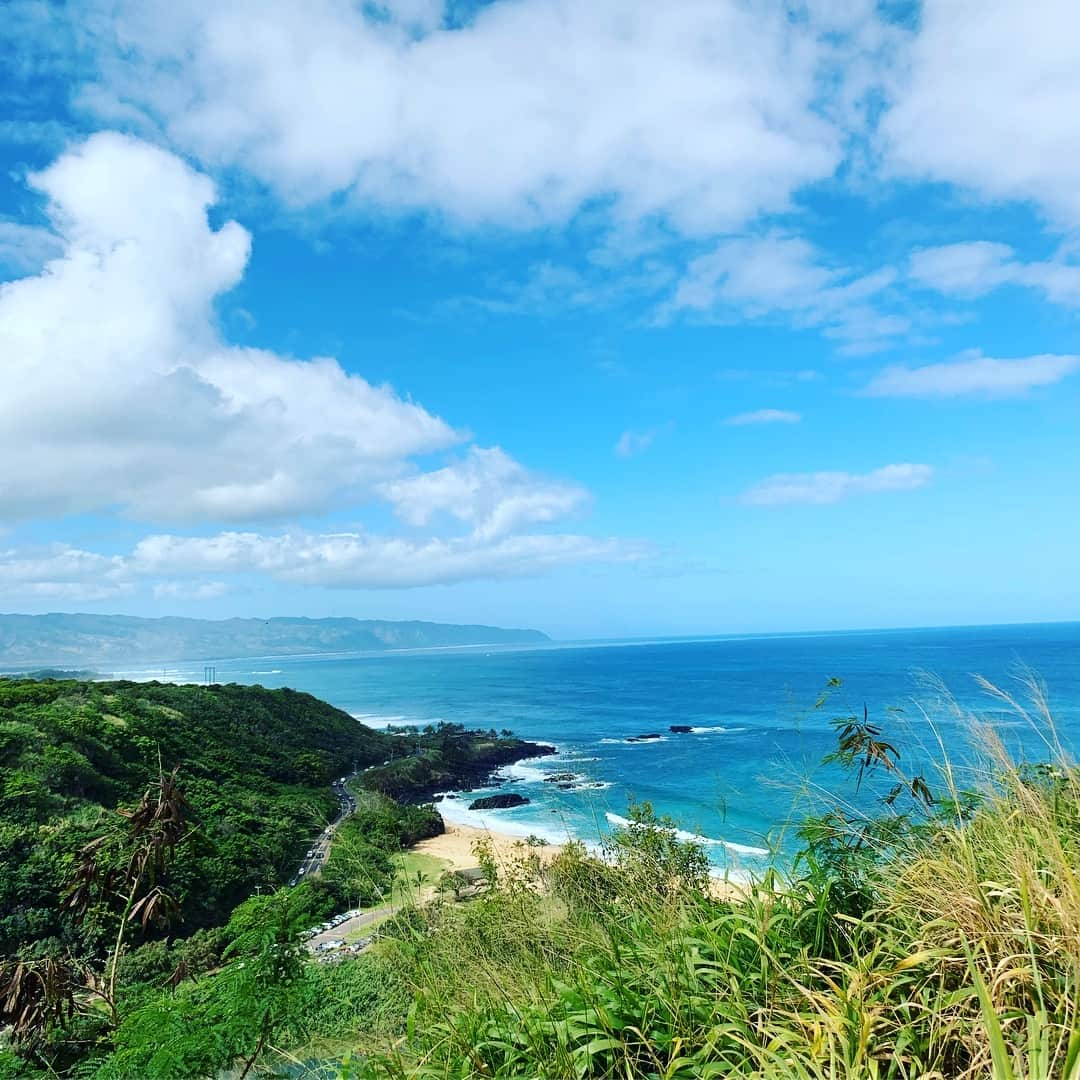 川田御早希さんのインスタグラム写真 - (川田御早希Instagram)「ノースショアのワイメア湾を臨む丘の上にあるハワイアンの聖地 プウオマフカ・ヘイアウ  #プウオマフカヘイアウ  #ノースショア #ワイメア湾を見下ろす丘の上  #引き寄せ #上機嫌 #いい気分 #今幸せでいよう #パワースポット」3月23日 9時41分 - misaki_kawada