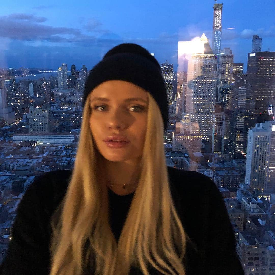 アリ・シンプソンさんのインスタグラム写真 - (アリ・シンプソンInstagram)「time for a week in the city that never sleeps ❄️🕊 hit me with your recommendations??」3月23日 9時45分 - allisimpson