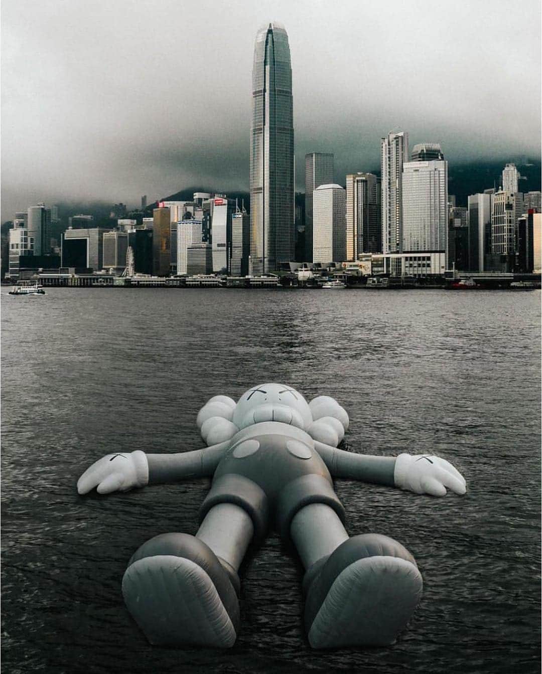 ハイディ・クルムさんのインスタグラム写真 - (ハイディ・クルムInstagram)「I LOVE THIS @kaws  #hongkong #art ❤️😍」3月23日 9時58分 - heidiklum