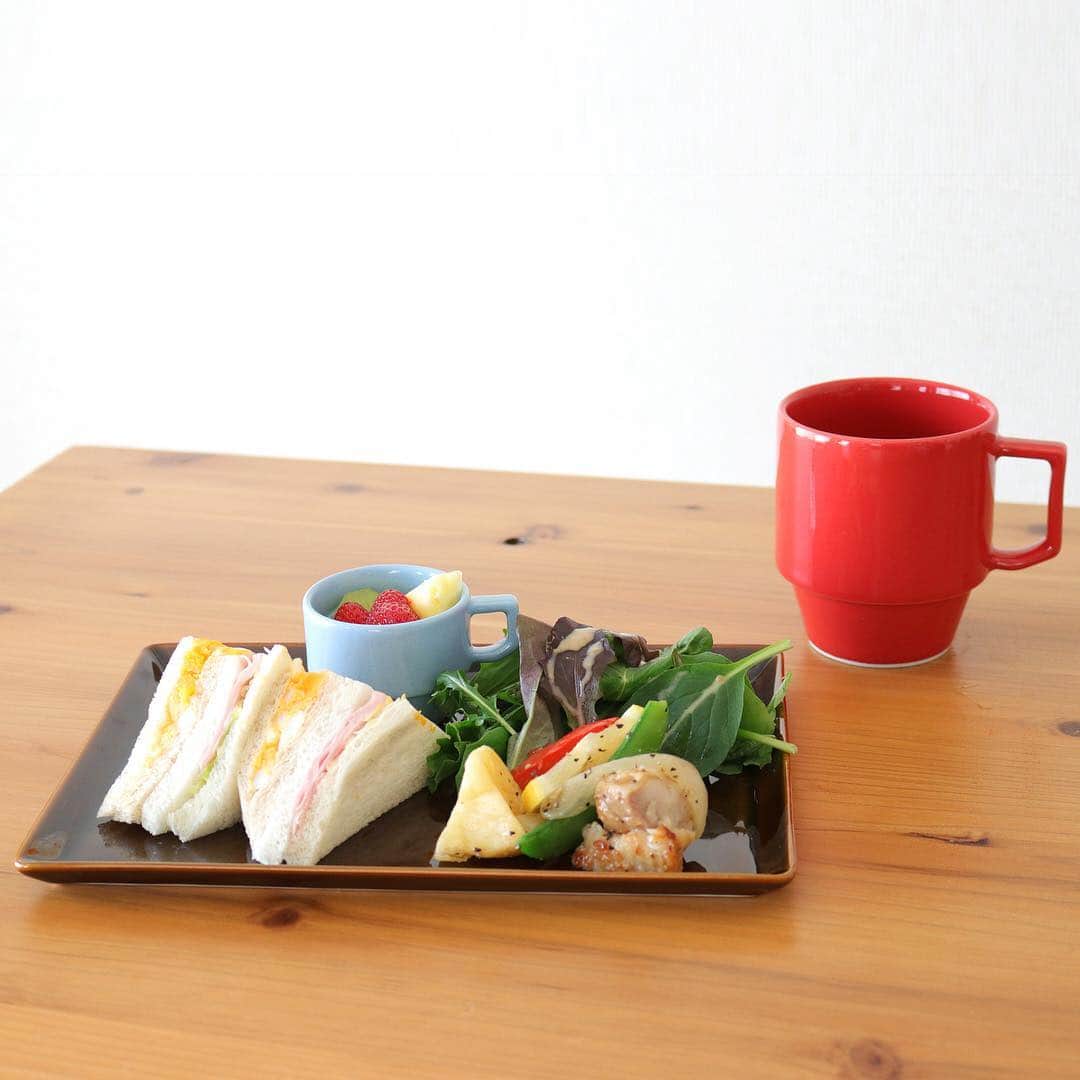 有限会社マルヒロさんのインスタグラム写真 - (有限会社マルヒロInstagram)「おはようございます！⁣☀️ ⁣⠀ 波佐見町は本日も良いお天気ですよ～⁣🌿 ⁣⠀ 直営店とオンラインストアでは、ギフトラッピングを多数ご用意しておりますので、ぜひご利用ください☺️ ⁣⠀ 本日も直営店17時までオープンしております！⁣🌸 ⁣⠀ #マルヒロ⁣⠀⁣⠀ #maruhiro⁣⠀⁣⠀ #まるひろ⁣⠀⁣⠀ #HASAMI⁣⠀⁣⠀ #BARBAR⁣⠀⁣⠀ #はさみやき⁣⠀⁣⠀ #はさみ焼き⁣⠀⁣⠀ #波佐見焼⁣⠀⁣⠀ #波佐見町⁣⠀⁣⠀ #暮らし⁣⠀⁣⠀ #ギフト⁣⠀⁣⠀ #新生活準備⁣⠀⁣⠀ #新生活⁣⠀⁣⠀ #テーブルウェア⁣⠀⁣⠀ #食器⁣⠀⁣⠀ #食卓⁣⠀⁣⠀ #ワンプレート⁣⠀⁣⠀ #朝ごはん⁣⠀⁣⠀ #スクエアプレート⁣⠀⁣⠀ #引出物⁣⠀ #gift⁣⠀⁣⠀ #porcelain⁣⠀⁣⠀ #ceramics⁣⠀⁣⠀ #tableware⁣⠀⁣⠀ #plate⁣⠀⁣⠀ #pottery⁣⠀⁣⠀」3月23日 9時56分 - maruhiro.hasami