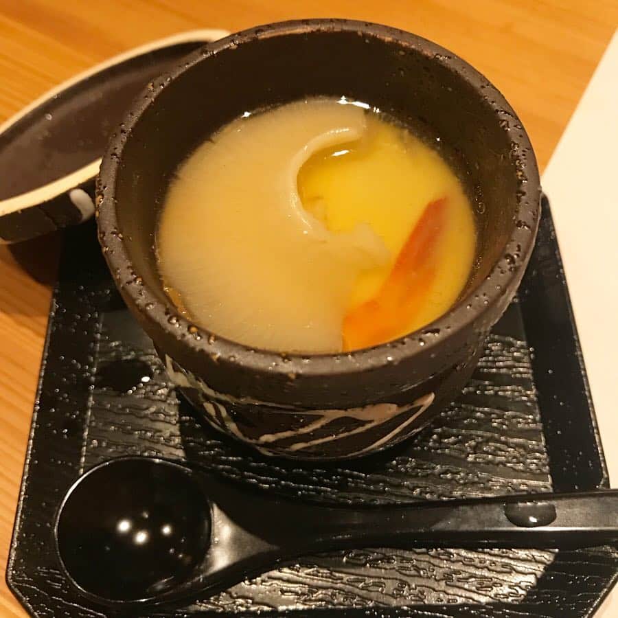 poroco（ポロコ）さんのインスタグラム写真 - (poroco（ポロコ）Instagram)「2月にすすきのにオープンした「すし処 りょう」では、とってもオトクな開店キャンペーンを実施中✨ 3月30日（土）まで、お寿司やお造り、天ぷらなど料理9品が楽しめる7,000円コースが半額に！ 早速食べに行ってきましたが、先付～デザートまで大満足なコース内容で、至福の時間を過ごせました😊 このオトクな機会をぜひお見逃しなく！ 4月いっぱいは、開店キャンペーン第2弾として、2名以上での来店に限り7,000円コースを注文で、グループ内で一番年上の人の年齢×100円の金額が割引されるサービスが！ 詳細は発売中のポロコ4月号P103に掲載中なので、ぜひチェックしてみてください🍣✨ ●すし処 りょう 札幌市中央区南5条西5丁目すすきのメイプル通りビル6F #すし処りょう #すすきの #寿司 #すし #お寿司 #おすし #sushi #札幌グルメ #札幌新店情報 #札幌 #sapporo #susukino #poroco」3月23日 9時57分 - poroco_magazine