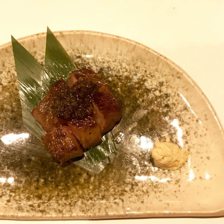 poroco（ポロコ）さんのインスタグラム写真 - (poroco（ポロコ）Instagram)「2月にすすきのにオープンした「すし処 りょう」では、とってもオトクな開店キャンペーンを実施中✨ 3月30日（土）まで、お寿司やお造り、天ぷらなど料理9品が楽しめる7,000円コースが半額に！ 早速食べに行ってきましたが、先付～デザートまで大満足なコース内容で、至福の時間を過ごせました😊 このオトクな機会をぜひお見逃しなく！ 4月いっぱいは、開店キャンペーン第2弾として、2名以上での来店に限り7,000円コースを注文で、グループ内で一番年上の人の年齢×100円の金額が割引されるサービスが！ 詳細は発売中のポロコ4月号P103に掲載中なので、ぜひチェックしてみてください🍣✨ ●すし処 りょう 札幌市中央区南5条西5丁目すすきのメイプル通りビル6F #すし処りょう #すすきの #寿司 #すし #お寿司 #おすし #sushi #札幌グルメ #札幌新店情報 #札幌 #sapporo #susukino #poroco」3月23日 9時57分 - poroco_magazine