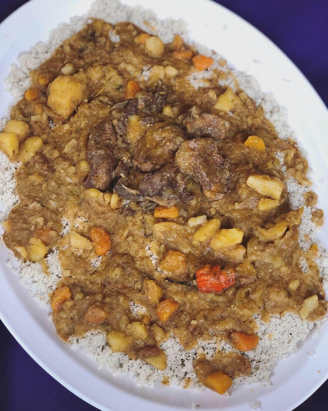 中鉢明子さんのインスタグラム写真 - (中鉢明子Instagram)「Fôyô #Fonio #Mali #dish #Africa 欧米では、#アフリカのスーパー穀物 #スーパーフード なんて言われ健康食品として注目されつつある「Fonio」#フォニオ マリ共和国ではお客さまに敬意を表する #おもてなし料理 かけるソースはそれぞれの家庭の味。カレーのような…甘さのない肉じゃをカレーにしたような… #素朴で優しい味 #マリ共和国 #料理 #アフリカ」3月23日 9時50分 - akiko_harlem