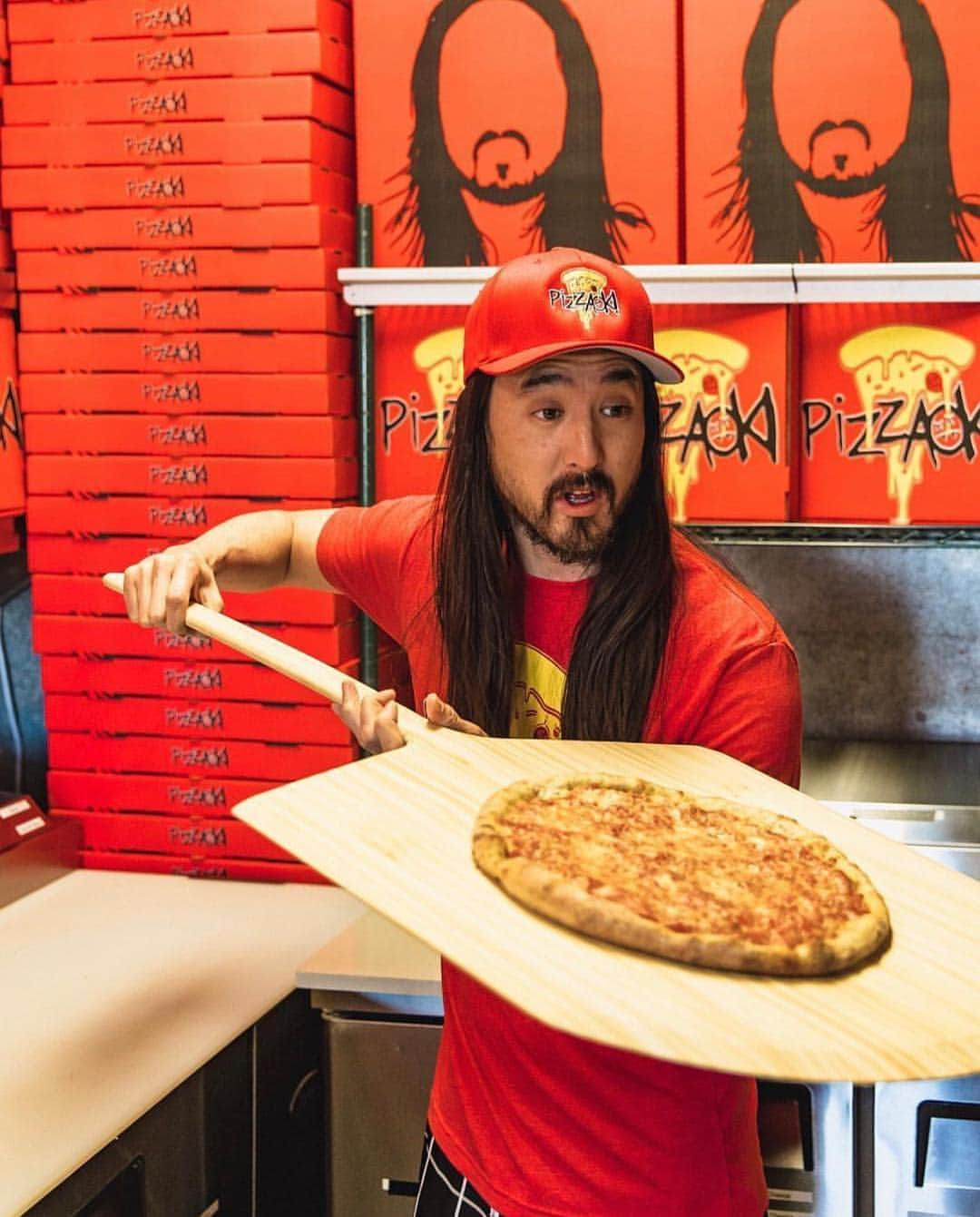 スティーヴ・アオキさんのインスタグラム写真 - (スティーヴ・アオキInstagram)「Coming in hot 🔥 🍕 who wants some pizza ???? @pizzaoki」3月23日 9時56分 - steveaoki