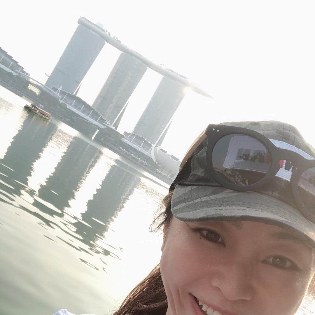 のインスタグラム：「ようやくできた朝ラン🏃‍♀️ ホテルからriversideをずっとMBSまでの往復😉 まだ早いのにランナー多いなぁ〜✨ さて、帰ろー🛫 実りあるいい旅でした😊 #singapore #出張 #お勉強 #インプットの旅 #美容アンチエイジング専門医 #黒田愛美」