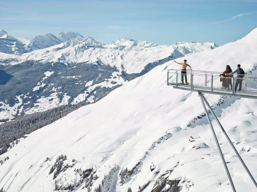 ナショナルジオグラフィックさんのインスタグラム写真 - (ナショナルジオグラフィックInstagram)「Photo by @simoncroberts | Grindelwald, Switzerland, March 2016. The Cliff Walk is a popular lookout platform rising 45 meters out over the Grindelwald Valley in the Jungfrau region. Visitors have been traveling to the area ever since the wealthy English set off on European grand tours in the 1800s. They hoped that Switzerland would inspire with its sublime vistas, and today the Swiss landscape often resembles a theater set, where tourists are transported to officially designated areas of natural beauty to gaze upon equally epic views of the Monch, Jungfrau, and Eiger mountains. Follow @simoncroberts to see more photographs from this series and other works. #ReFramingSwitzerland #SwissLandscapes #Jungfrau #Grindelwald」3月23日 10時05分 - natgeo