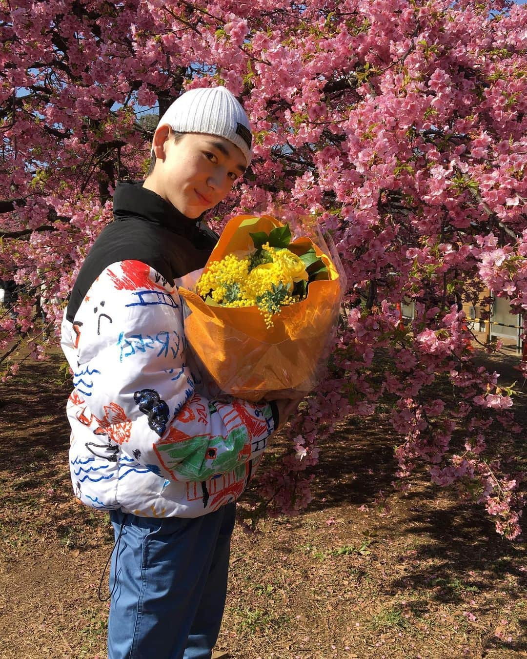 ソーズビー航洋さんのインスタグラム写真 - (ソーズビー航洋Instagram)「載せ忘れ。お花渋滞💐 中にはお花の言葉がわかる人がいるらしく、僕もわかるようになりたいのでよく花びら1枚ずつ触って話しかけるのですが、何にもわからない！ いつか世界中のお花と話せますように❤️ #ズビーの着回し  #soesbemixandmatch」3月23日 10時02分 - cameron.soesbe