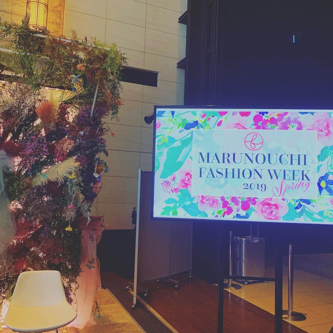亀恭子さんのインスタグラム写真 - (亀恭子Instagram)「新丸ビル3F ‪12:00〜‬ ‪トークイベントあります。‬ . . . ‪３月16日（土）〜31日（日）の16日間「MARUNOUCHI FASHION WEEK 2019 Spring」‬ ‪.‬ ‪.‬ @marunouchi_com では、 〝fashion×flower〟をテーマとしたキャンペーン中です。 本日は、Domaniが丸の内とコラボレーションしたステージイベント。 着席分は受付終了してますが、 一般観覧も出来ますので丸の内にお越しの際は是非、 お立ち寄りください^ ^ . . . 期間中は＠新丸ビル3F アトリウムに、 フラワーアーティスト・前田有紀さんがプロデュースしたフラワーポップウォール（フォトスポット） 仲通りにはフラワーカートがあり… その他、プレゼントキャンペーンなどのお楽しみも。 . . この期間に是非 丸の内へ^ ^ . . . . ちなみに、 前田有紀ちゃん。 彼女がアナウンサー時代に、レギュラー番組で数年お仕事ご一緒してました。 . . 久しぶりの再会。 それはそれは嬉しい❤︎ . . @marunouchi_com #marunouchi #丸の内ファッションウィーク #丸ビル #新丸ビル」3月23日 10時07分 - kame_kyo