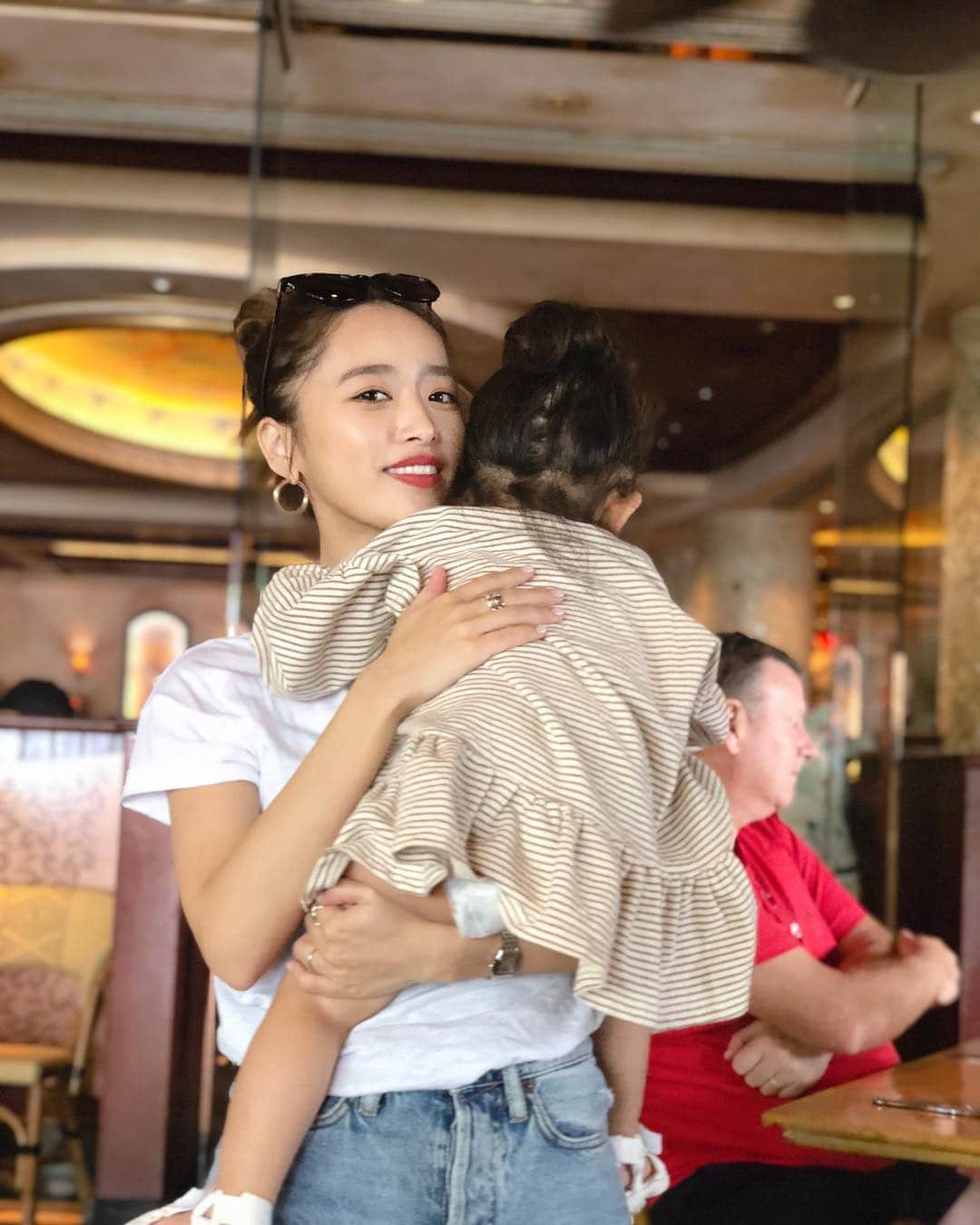 近藤千尋のインスタグラム：「ポートレート機能でいつも 撮ってくれるひーぼぉくん。笑📷 すごいポートレート🧐笑 この時は、店の中に入ってくる 小鳥さんが怖くて 大泣きしだした娘さん🦆 この日から、鳥さんがいると 叫ぶようになりました。笑🤦🏼‍♀️🤦🏼‍♀️🤦🏼‍♀️ 娘の服は今度発売の @ajuga.shop  新作です😚😚😚 #ひーぼぉカメラ」