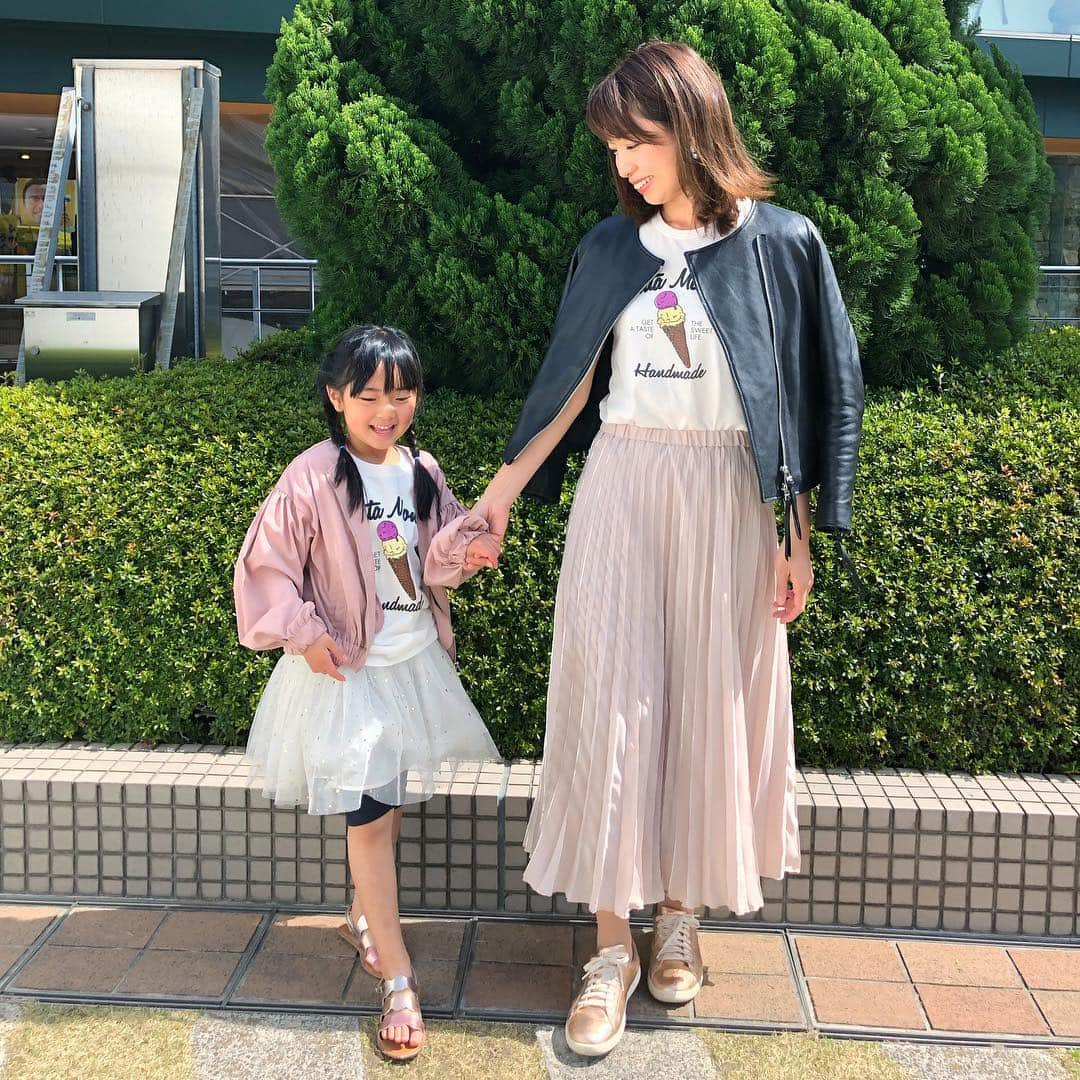 筧沙奈恵さんのインスタグラム写真 - (筧沙奈恵Instagram)「pink×white×black ・ 昨日のお昼はTシャツ1枚でちょうどいいくらい暖かかった☀️ ・ 娘とおそろいの @laymee_official のTシャツでリンクコーデ♪ ・ 足元もピンクゴールドのメタリックでおそろいでした❤️ ・ 👩 #outer #dunadix #アナディス #tops #laymee #レイミー #skirt #dunadix #アナディス #shoes #colehaan #コールハーン ・ 👧 #outer #globalwork #グローバルワーク #tops #laymee #レイミー #skirt #楽天 #pants #hm #hmkids  #shoes #gap #gapkids ・ #リンクコーデ #ママコーデ #ママファッション #キッズファッション #instafashion #親子コーデ #きれいめカジュアル」3月23日 10時09分 - sanaekakei