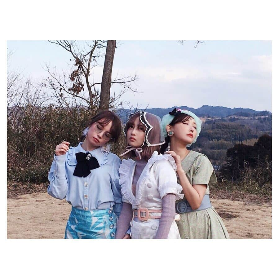 菅野結以さんのインスタグラム写真 - (菅野結以Instagram)「まりりさゆい 🐝﻿ 今月号のoff shot﻿ あした24日はこのさんにんで名古屋へいくよ﻿﻿ ﻿﻿ LARME × 名古屋栄三越のイベントで﻿﻿ 写真撮影会やプチファッションショーも﻿﻿ ショーは14:00〜 撮影会は16:00〜﻿﻿ 詳細は画像をみてね﻿﻿ ﻿﻿ 告知直前すぎてごめんなさいだけど﻿﻿ さんにんでのイベント後にも先にもなかなかない！﻿ 会いにきてくれるととてもよろこびます👼🏻まってる﻿﻿ #larme #magazine #offshot #nagoya #event #mitsukoshi」3月23日 10時22分 - yui_kanno