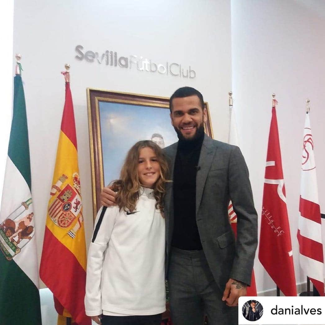 セビージャFCさんのインスタグラム写真 - (セビージャFCInstagram)「#repost • @danialves Volver aqui siempre es llenar mi alma de satisfacion y de orgullo,  aquí vivir todo tipo de sensaciones, volver y ver la evolución deste club mi hace muy feliz..... hoy quedará marcado en mi vida, más um dia memorable. (Aitor, Peque, que Dios te cuide muchísimo y que allá donde esté tu padre papi, que si sienta orgulloso de haberte dejado en ese mundo) Gracias a todos por el cariño y por el respecto! “Sevillista seré hasta la muerte” #GoodCrazyMood🤞🏽😜」3月23日 10時22分 - sevillafc