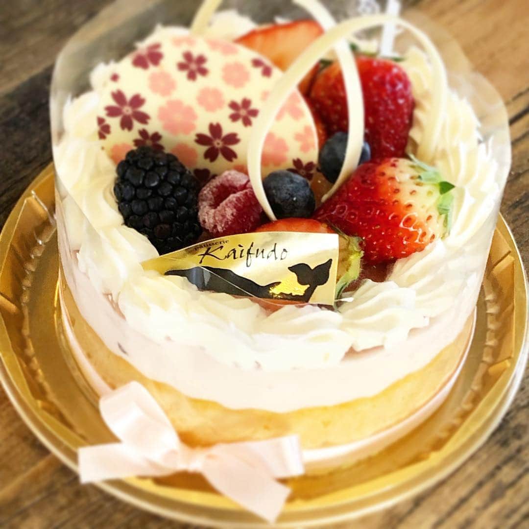 ケーキ&カフェ 海風堂さんのインスタグラム写真 - (ケーキ&カフェ 海風堂Instagram)「桜のお菓子始めました！ロールケーキや焼き菓子ギフト、デコレーションケーキで春のお祝いに…🌸 #海風堂#市川のケーキ屋さん#焼き菓子ギフト#ロールケーキ#桜のお菓子」3月23日 10時23分 - mistral_kaifudo